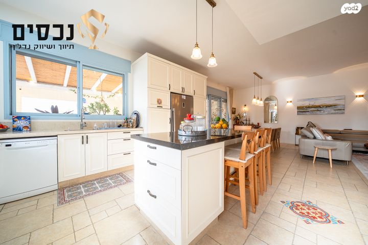 דו משפחתי, בית אריה / עופרים