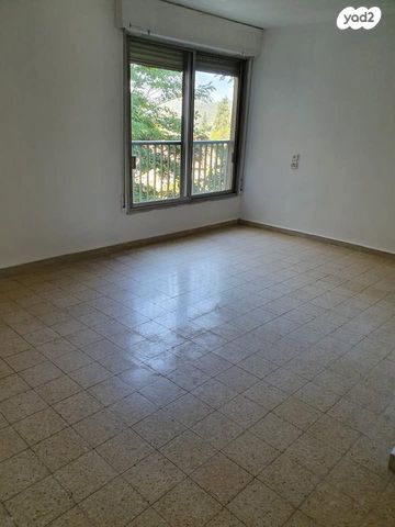 דירה, פנחס ספיר, מגדל העמק