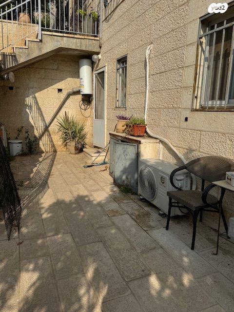 דו משפחתי, גדעון האוזנר, הולילנד, ירושלים