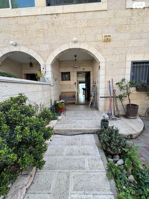 דו משפחתי, גדעון האוזנר, הולילנד, ירושלים