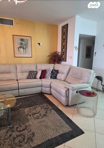 דירה, יגאל ידין, המגינים, מודיעין מכבים רעות