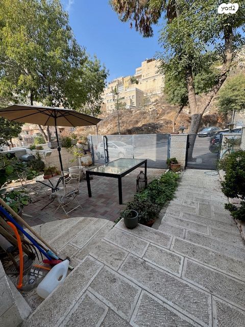 דו משפחתי, גדעון האוזנר, הולילנד, ירושלים