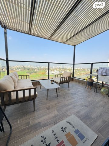 דירה, רפאל איתן, נאות שמיר, רמלה