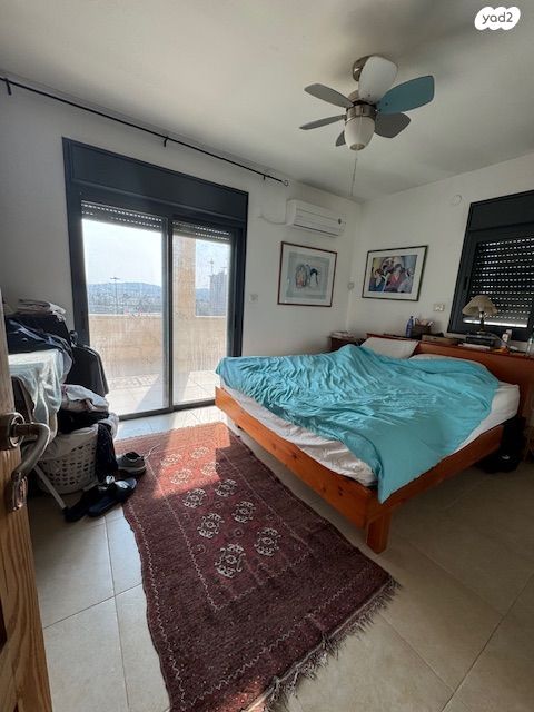 דו משפחתי, גדעון האוזנר, הולילנד, ירושלים