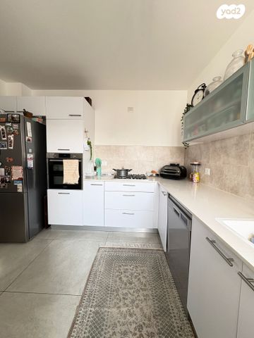 דירה, רפאל איתן, נאות שמיר, רמלה