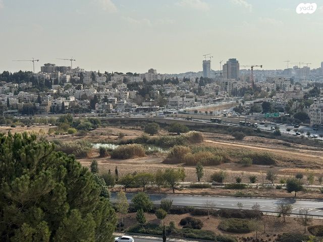 דו משפחתי, גדעון האוזנר, הולילנד, ירושלים