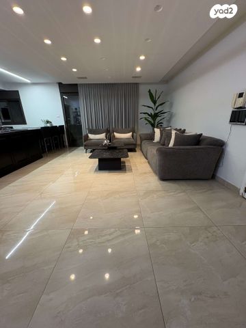 גג/ פנטהאוז, אהוד מנור 12, קרית אילון, חולון