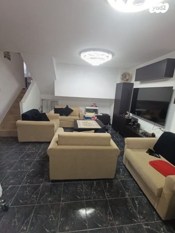 טריפלקס, הרצי"ה קוק 101, קרית ארבע