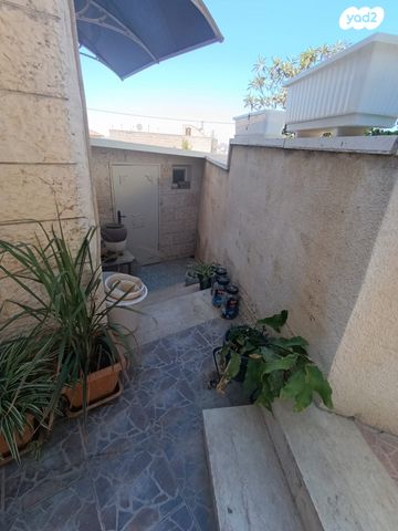 טריפלקס, הרצי"ה קוק 1, קרית ארבע