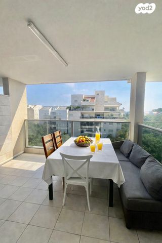 דירה, ד"ר משה סנה, הזמר העברי, כפר סבא