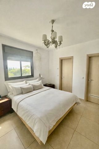 דירה, ד"ר משה סנה, הזמר העברי, כפר סבא