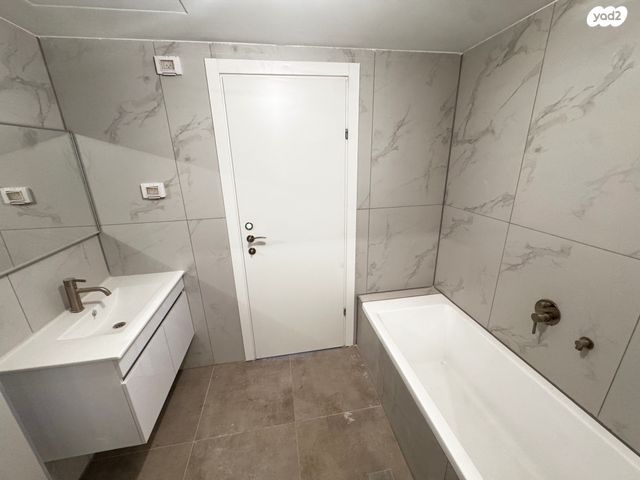 דירה, יחזקאל קזז, הראשונים, אור יהודה