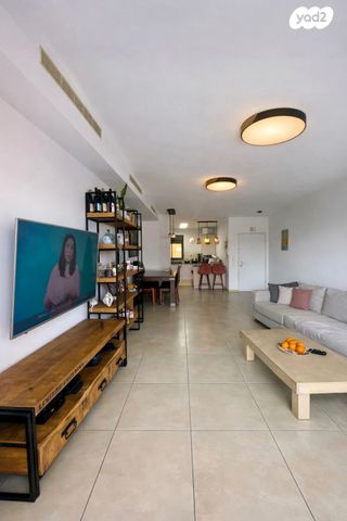 דירה, ד"ר משה סנה, הזמר העברי, כפר סבא