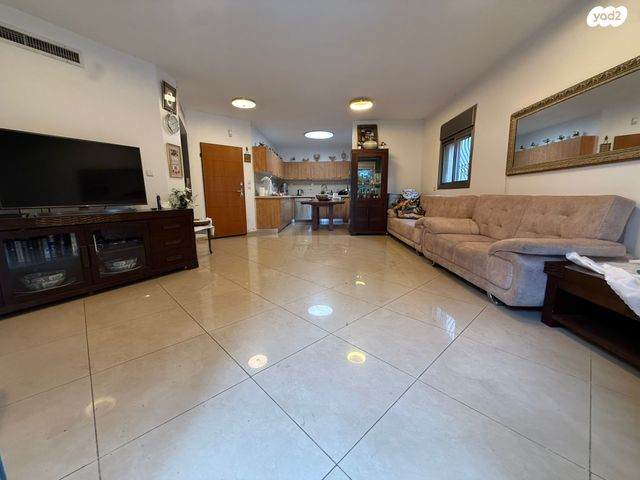 דירת גן, רפאל איתן, קרית אילון, חולון