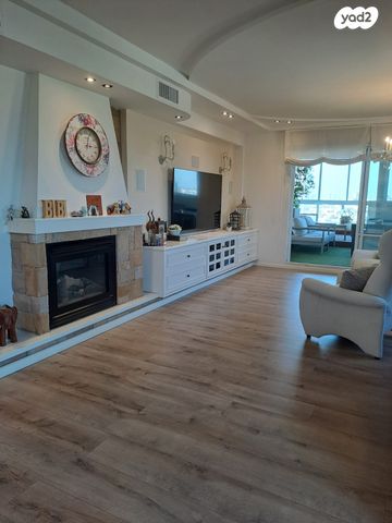 גג/ פנטהאוז, מודיעין מכבים רעות