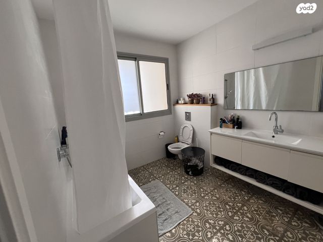 דירת גן, רבקה גובר, הרצליה