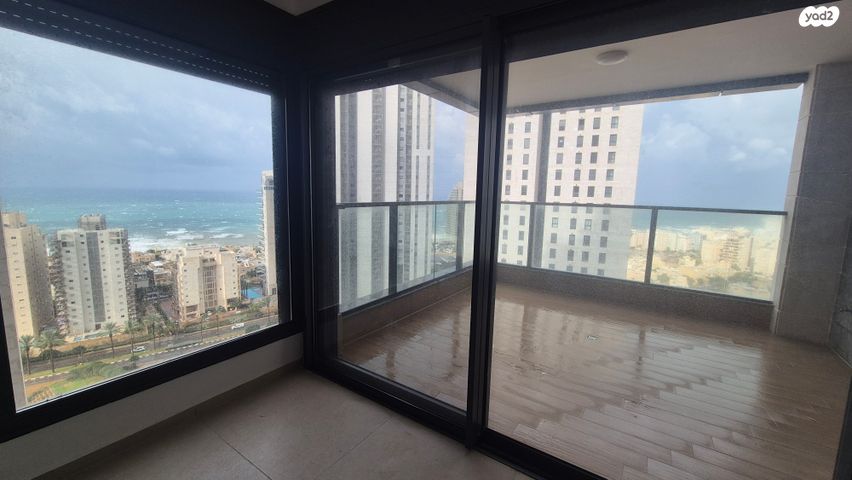 דירה, אמנון ליפקין שחק, נוף הטיילת, נתניה