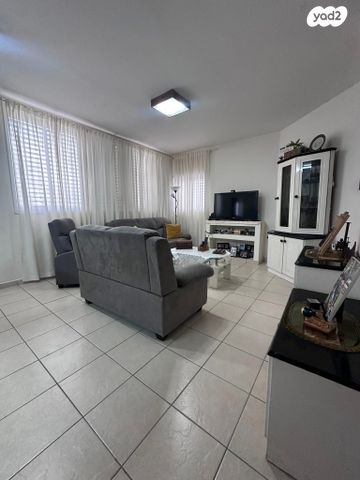 דירה, שלונסקי, 2003, רעננה