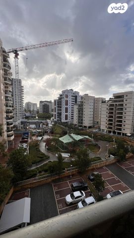 דירה, איסר הראל, פתח תקווה