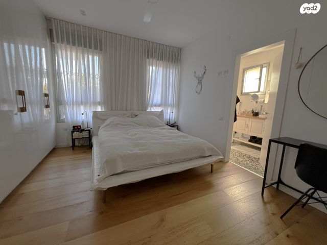 דירת גן, רבקה גובר, הרצליה