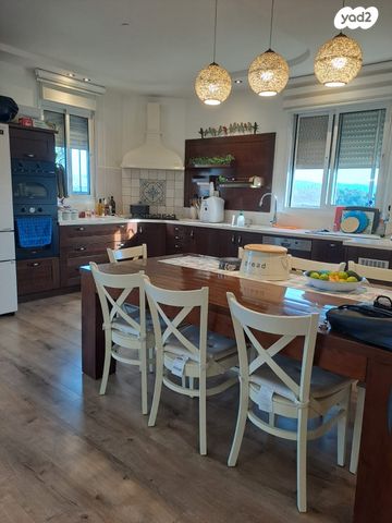 גג/ פנטהאוז, מודיעין מכבים רעות