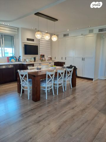 גג/ פנטהאוז, מודיעין מכבים רעות