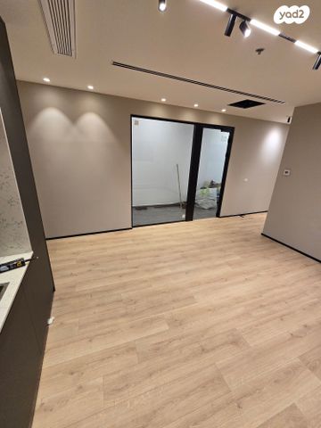 חנויות/ שטח מסחרי, שדרות הפלי"ם 2, קרית הממשלה ע"ש רבין, חיפה