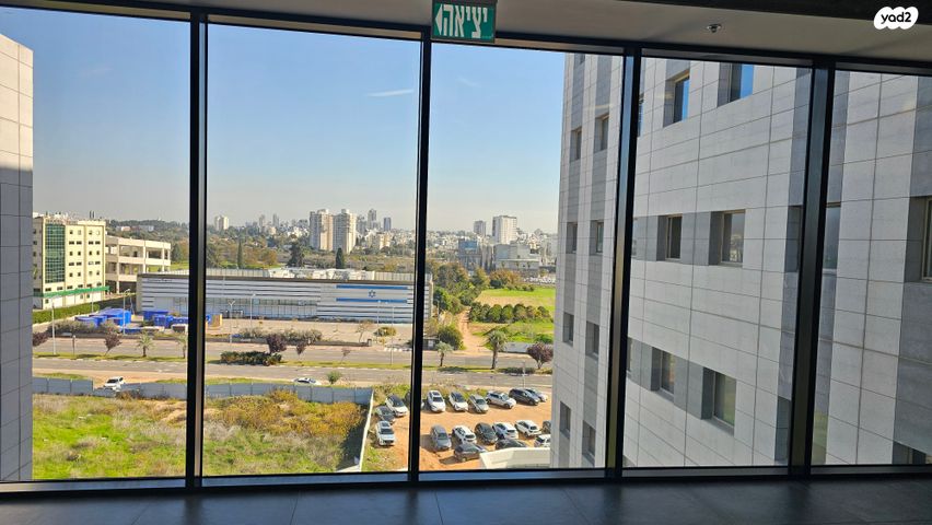 משרדים, האלוף יעקב פרי 1, רחובות ההולנדית, רחובות