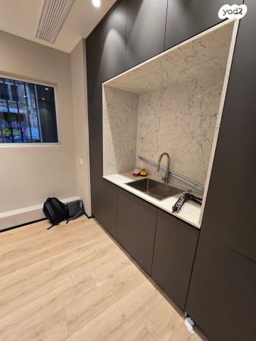 חנויות/ שטח מסחרי, שדרות הפלי"ם 2, קרית הממשלה ע"ש רבין, חיפה