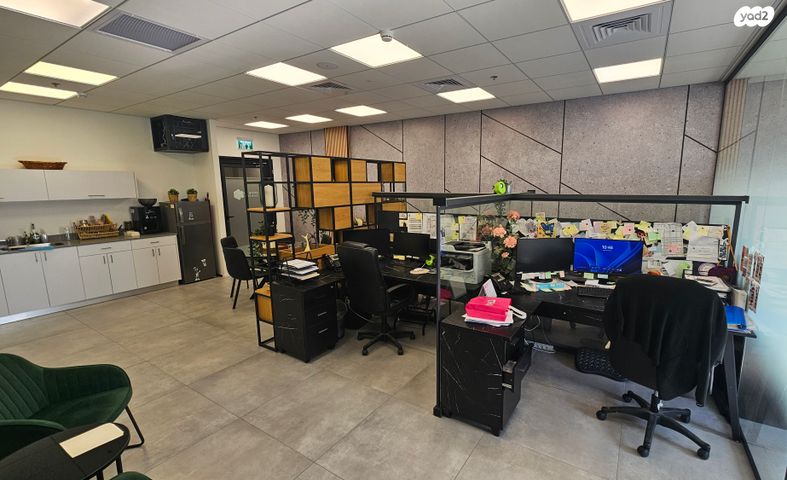 משרדים, האלוף יעקב פרי 1, רחובות ההולנדית, רחובות