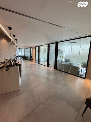 דרך מנחם בגין 150