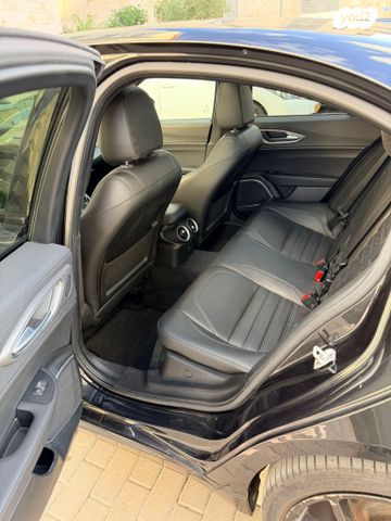 אלפא רומיאו ג'וליה