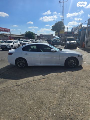 מודעת רכב אלפא רומיאו ג'וליה