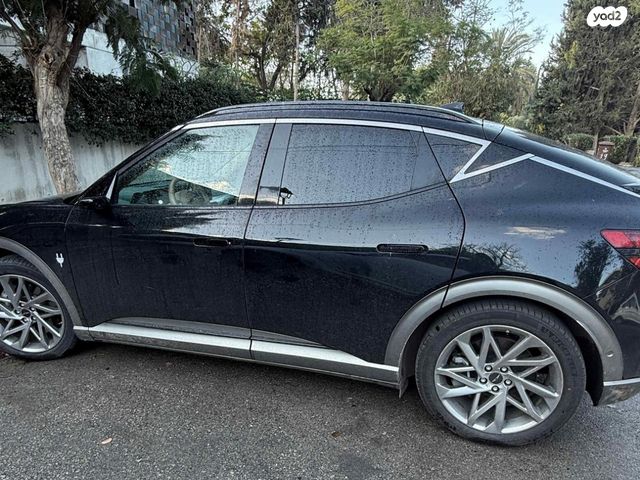 מודעת רכב ג'נסיס GV60