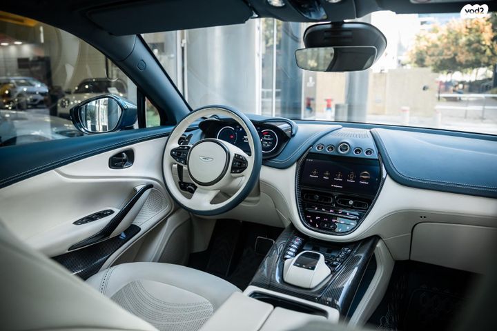 אסטון מרטין DBX