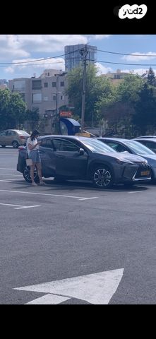 מודעת רכב לקסוס UX