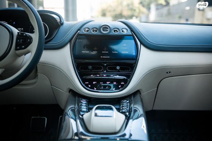 אסטון מרטין DBX