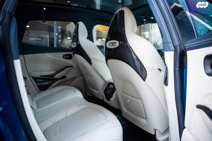 אסטון מרטין DBX