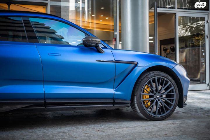 אסטון מרטין DBX