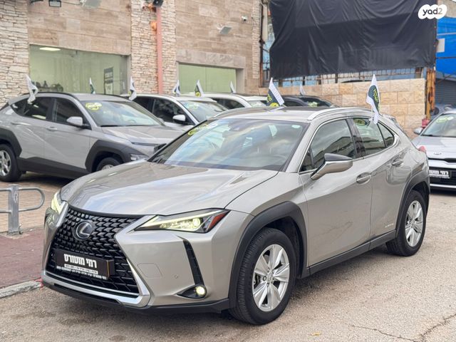 מודעת רכב לקסוס UX