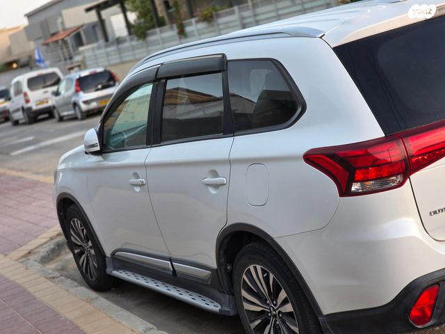 מיצובישי אאוטלנדר