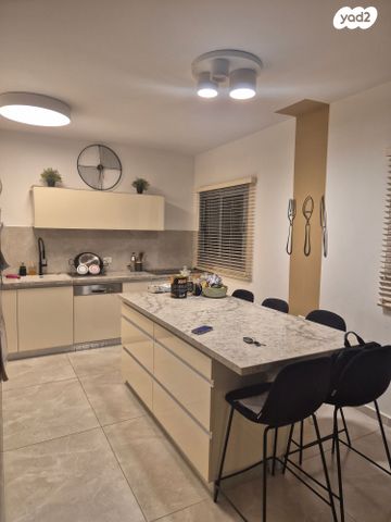 גג/ פנטהאוז, המשוט 10, נאות רבין, יבנה