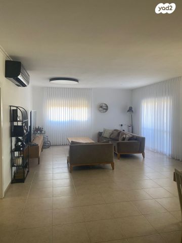 גג/ פנטהאוז, סייפן 20, שיכון עובדים, טבריה