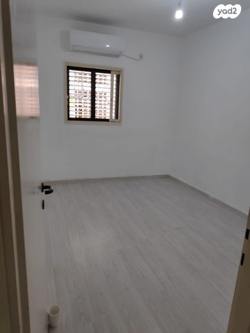 דירה, בית וגן 12, לב העיר, בת ים