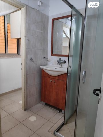 דירה, בית וגן 12, לב העיר, בת ים