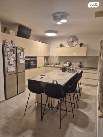 גג/ פנטהאוז, המשוט 10, נאות רבין, יבנה