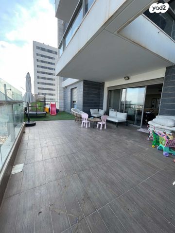 גג/ פנטהאוז, חיים בר לב 19, קרית קריניצי, רמת גן