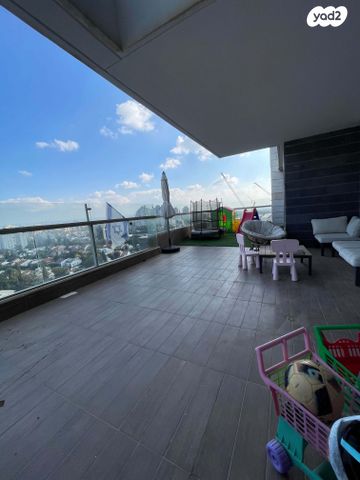 גג/ פנטהאוז, חיים בר לב 19, קרית קריניצי, רמת גן
