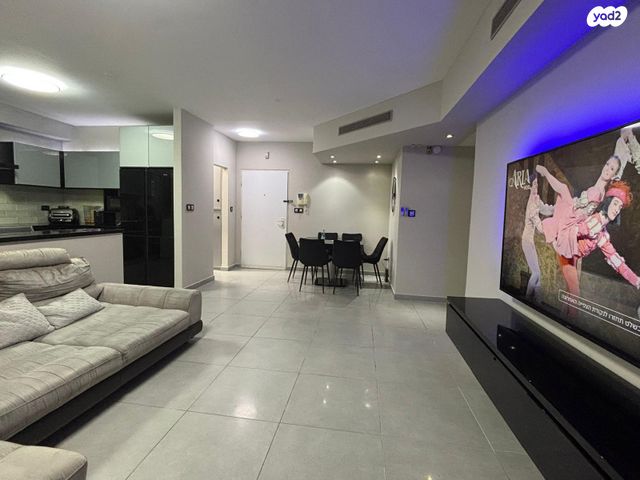 דירה, אפרים קישון 4, חתני פרס ישראל, באר יעקב