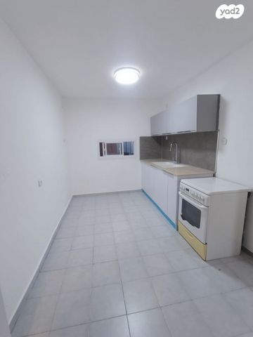 דו משפחתי, הנרקיס 2, עלי, עלי